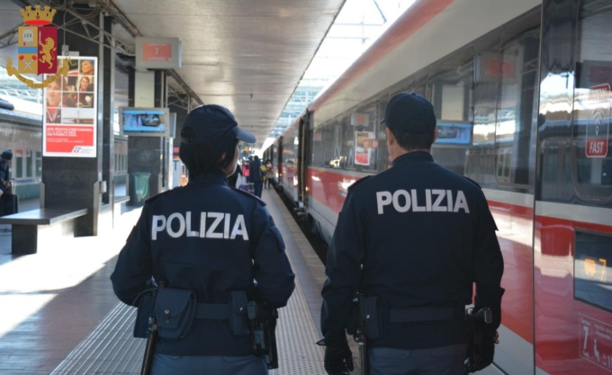 Ruba alla capotreno e poi aggredisce i poliziotti: lo devono fermare con il taser