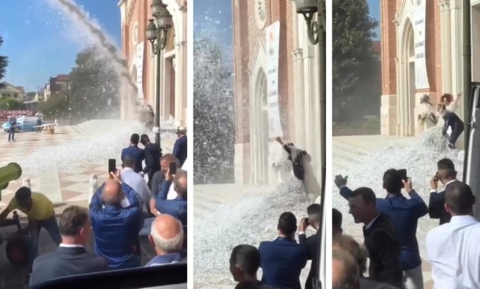 “Viva gli sposi!”: ma niente riso fuori dalla chiesa, coppia sommersa dalla carta sparata da un Claas Jaguar
