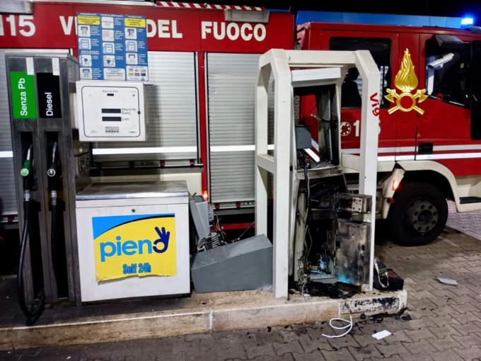 Esplosione nella notte, i ladri fanno saltare in aria la cassa automatica al distributore Tamoil di Borgoricco