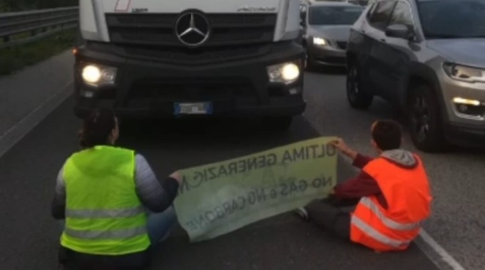 Protesta contro i cambiamenti climatici: attivisti di “Ultima Generazione” paralizzano Corso Australia