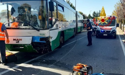 Autobus centra in pieno una vettura: 11 feriti