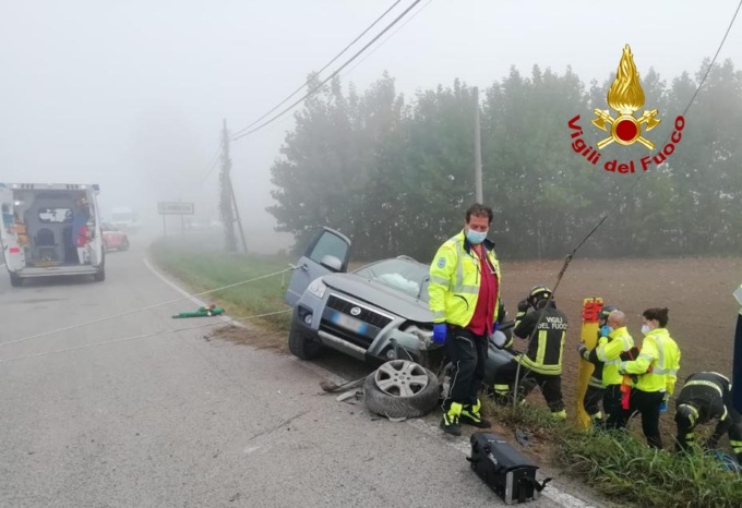 Violento incidente tra due auto: 80enne resta incastrato nell’abitacolo