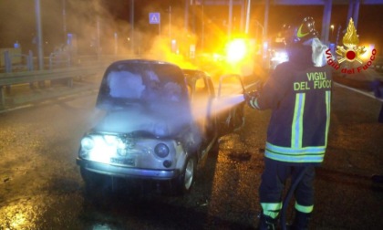 La vecchia Cinquecento prende fuoco all'uscita del casello dell'autostrada: conducente miracolato