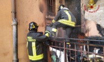Paura nel quartiere Portello: fiamme sul terrazzo di un'abitazione di via Santa Maria in Conio