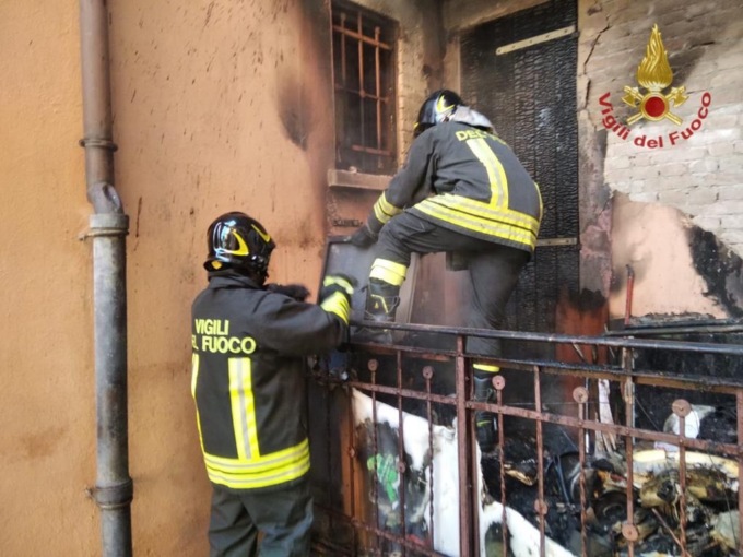 Paura nel quartiere Portello: fiamme sul terrazzo di un’abitazione di via Santa Maria in Conio