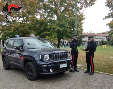 Prima lo screzio, poi il violento pestaggio nel giardino pubblico: denunciati cinque giovani (due minorenni)