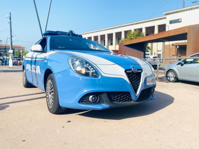 Follia a Brusegana, lancia mobili dal balcone a aggredisce gli agenti: fermato con il Taser