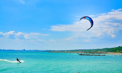 La latitanza "dorata" del pusher seriale nel regno del kitesurf: finiti i soldi...è stato subito arrestato!