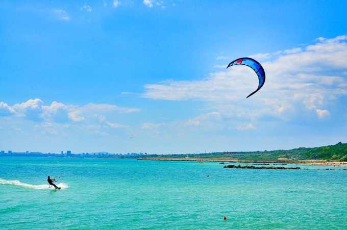 La latitanza “dorata” del pusher seriale nel regno del kitesurf: finiti i soldi…è stato subito arrestato!