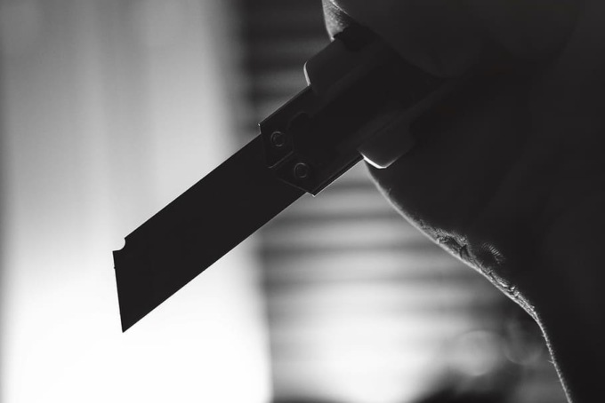 Prima minaccia il padre con un taglierino, poi gli distrugge la macchina: arrestato 19enne violento
