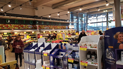 Rapinatore “affamato” ruba alimenti al supermercato e poi morde la mano della guardia giurata per fuggire