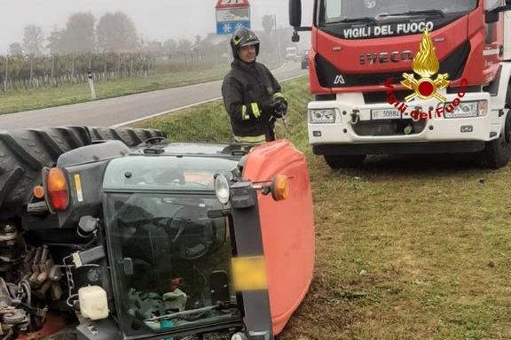 Nell’incidente tra l’auto e il trattore ha la peggio…il mezzo agricolo che finisce rovesciato a bordo strada