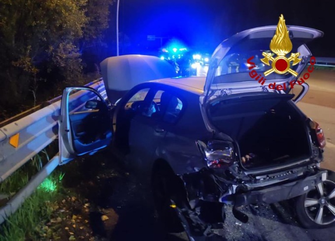 Strada del Santo, le foto del tremendo botto tra due auto: un ferito