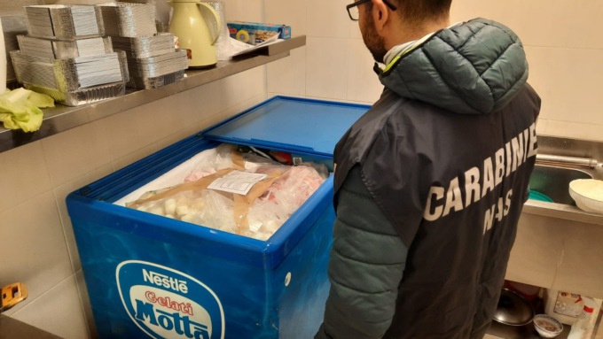 Ristorante da incubo ad Albignasego, sequestrati oltre 100 kg di prodotti pericolosi congelati