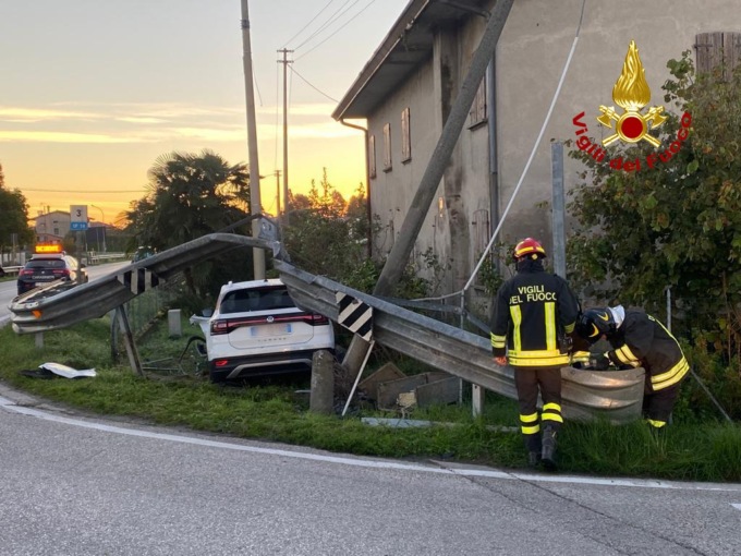 Esce fuori strada, abbatte un palo del telefono e poi sfonda il guardrail: miracolato