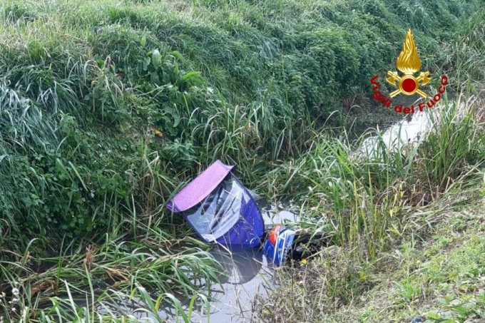 Padova, 80enne finisce con la carrozzina nel canale: salvato dai Vigili del fuoco