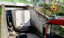 Padova, il furgone frigo resta incastrato nel sottopasso ferroviario: traffico in tilt