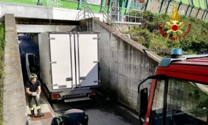 Padova, il furgone frigo resta incastrato nel sottopasso ferroviario: traffico in tilt