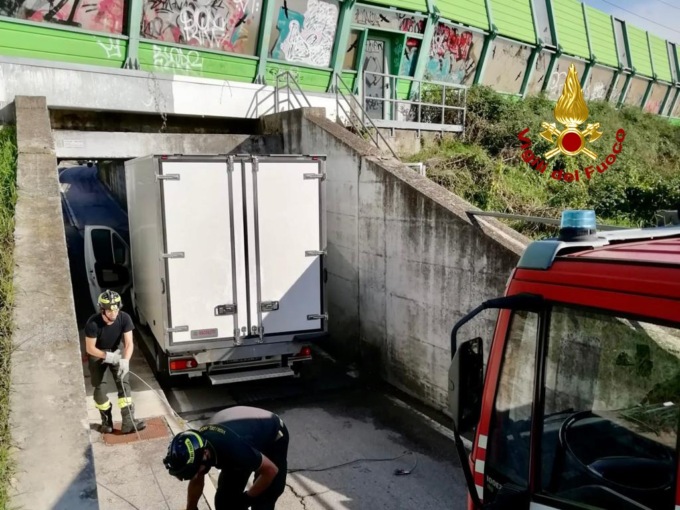 Padova, il furgone frigo resta incastrato nel sottopasso ferroviario: traffico in tilt