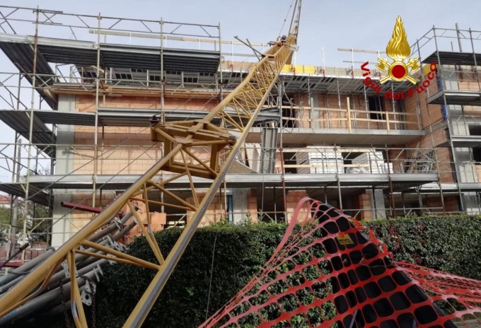 Padova, le foto della gru crollata sopra la palazzina in costruzione