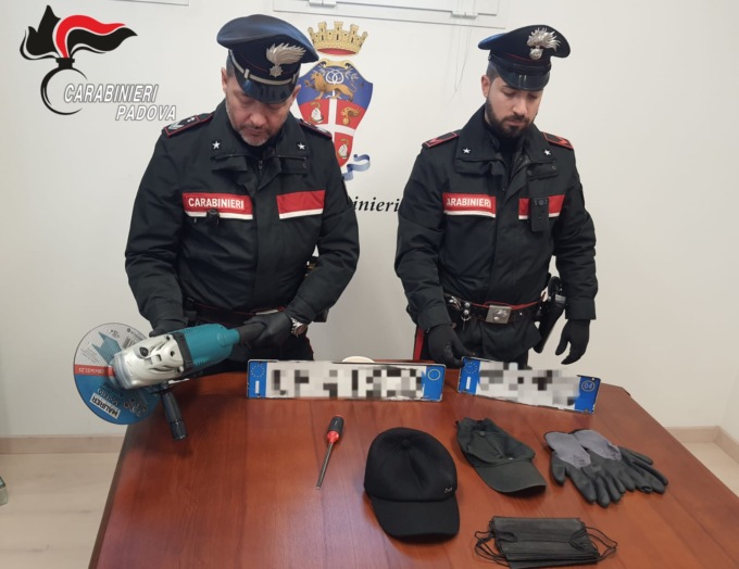Senza patente, con targhe taroccate e dentro l’auto…la “santabarbara” del perfetto scassinatore
