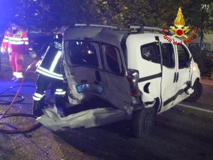 Strada del Santo, schianto tra tre auto: un giovane ferito