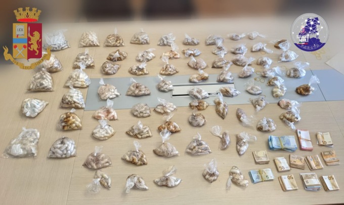 In casa con 14 chili di droga, arrestati dalla Polizia due trafficanti nigeriani