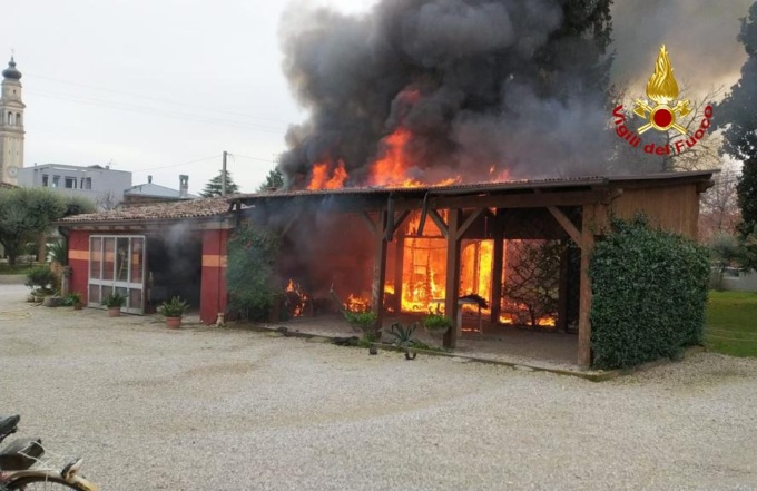 Paura a Borgoricco per l’incendio di un deposito vicino alle abitazioni