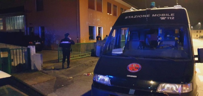 Legato e imbavagliato dai rapinatori, riesce a scappare e torna con i “rinforzi”: scatta la rissa