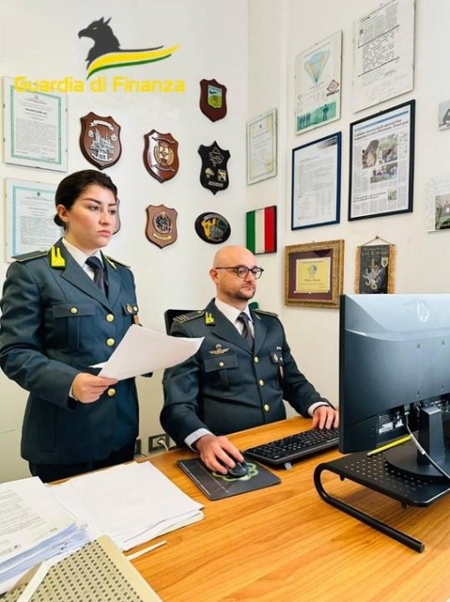 Auto acquistate sottocosto per poi rivenderle come fossero di lusso: scatta il maxi sequestro