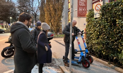 Parcheggi "selvaggi" di monopattini a noleggio, ad ottobre già 15 multe e ora si valutano aree di sosta dedicate