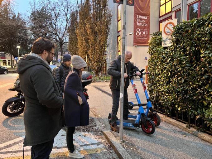 Parcheggi “selvaggi” di monopattini a noleggio, ad ottobre già 15 multe e ora si valutano aree di sosta dedicate