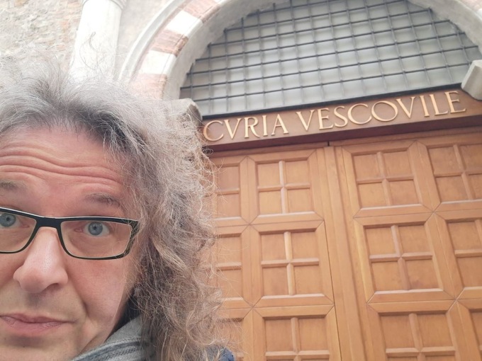 Don Luca Favarin restituisce la tonaca: “Il coraggio di togliere il disturbo? Eccolo”