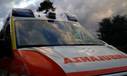 Ciclista investito da un'auto sull'Adriatica finisce nel fosso: è gravissimo