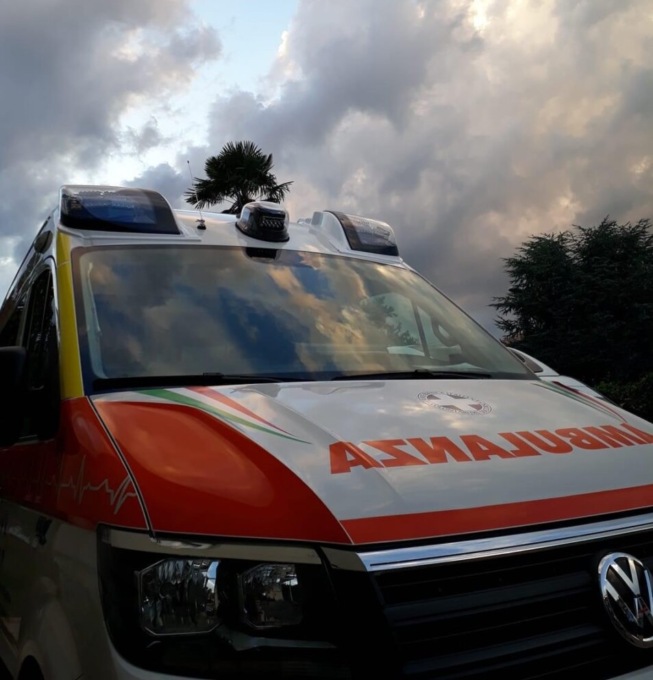 Ciclista investito da un’auto sull’Adriatica finisce nel fosso: è gravissimo