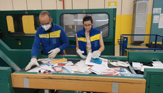 Tutto pronto nel Centro di distribuzione di Padova per il Natale dove i pacchi natalizi si tingono di rosa
