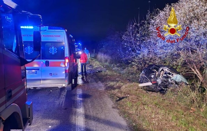 Drammatico incidente all’alba tra un’auto e un camion: due feriti estratti dalle lamiere