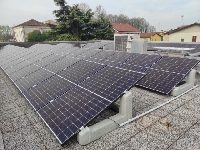 Obiettivo “zero emissioni”: ecco l’impianto fotovoltaico per l’ufficio postale di Albignasego