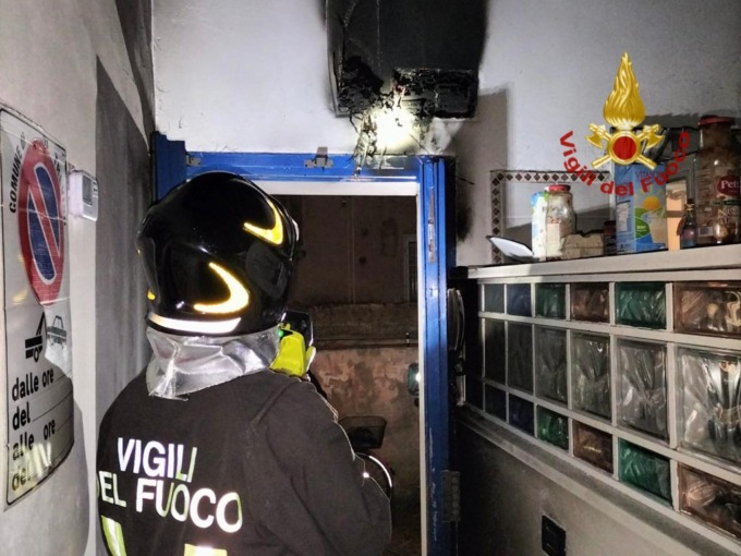Principio d’incendio in casa di due studenti universitari: tanta paura in via Manzoni a Padova
