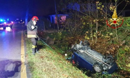 Perde il controllo dell'auto mentre consegna le pizze e finisce rovesciato nel fosso