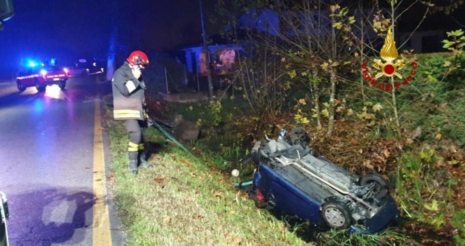 Perde il controllo dell’auto mentre consegna le pizze e finisce rovesciato nel fosso