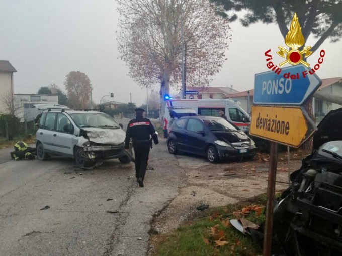 Ospedaletto Euganeo, le foto dell’incidente tra auto all’incrocio: due feriti