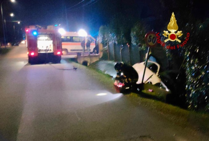Schianto tra due auto a Piombino Dese, una finisce nel fosso: donna ferita