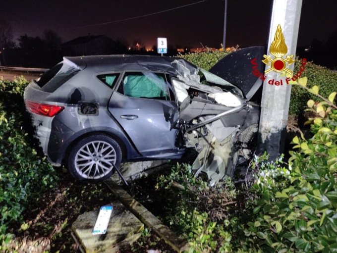 Selvazzano, le impressionanti foto dell’auto che si è schiantata contro il palo della luce sulla rotonda