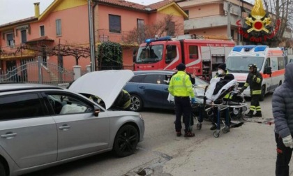 Violento scontro tra due auto: una donna resta intrappolata tra le lamiere