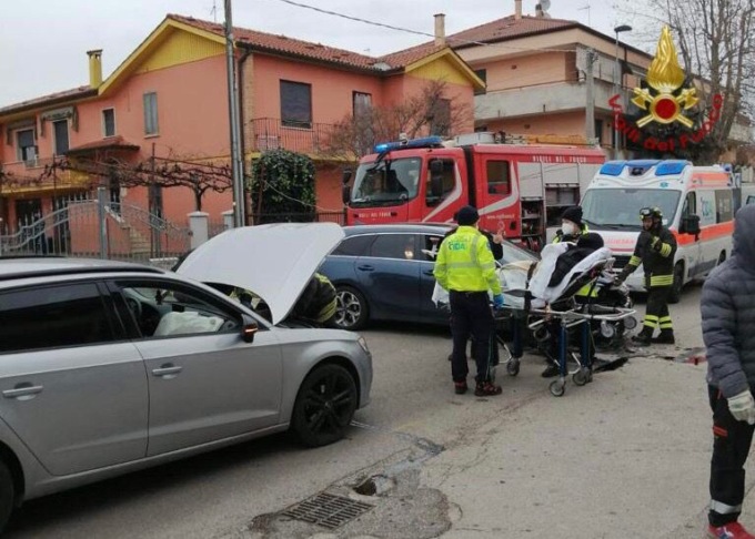 Violento scontro tra due auto: una donna resta intrappolata tra le lamiere