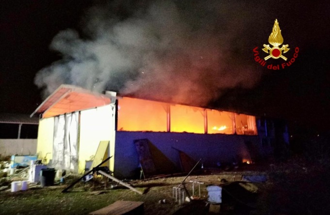 Piove di Sacco, le foto dell’incendio scoppiato nell’ex stalla ora adibita a magazzino