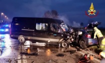 Tremendo schianto tra auto e furgone sulla Padana Inferiore, tre feriti: giovane estratto dal groviglio di lamiere