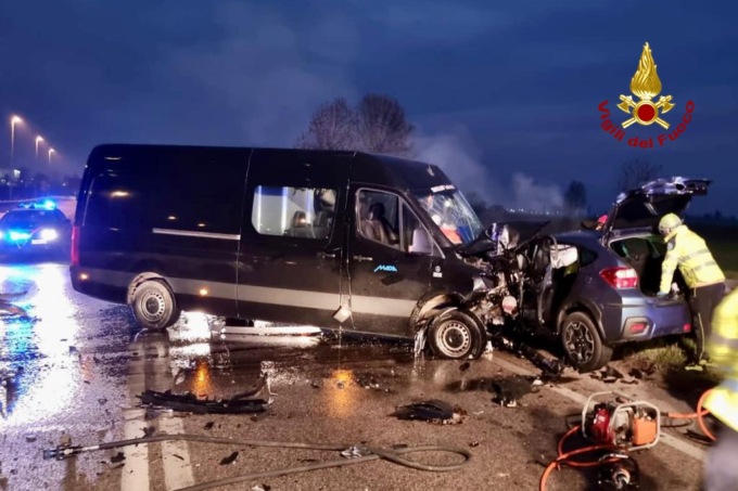 Tremendo schianto tra auto e furgone sulla Padana Inferiore, tre feriti: giovane estratto dal groviglio di lamiere