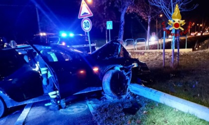 Padova, centra in pieno il palo della luce con l'auto: due i feriti